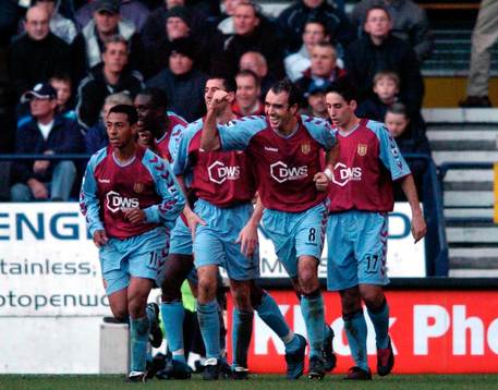 Gavin McCann, Aston Villa, jubel med Nolberto Solano och