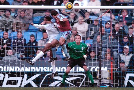 Gavin McCann, Aston Villa försöker med skott på Boltons