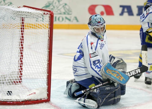 Pucken bakom Fredrik Norrena, målvakt, Finland
