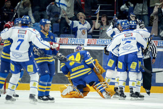 Sverige och Daniel Henriksson, målvakt på knä med