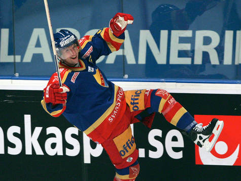 Två målsskytten Mikael Johansson, Djurgården glad