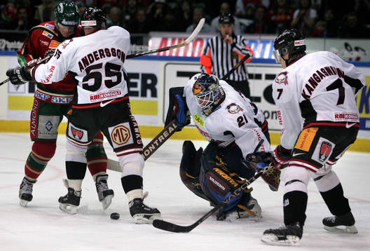 Pasi Nurminen, målvakt Frölunda letar sig fram till pucken
