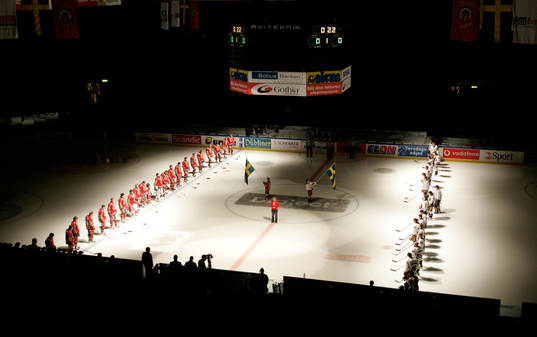 Spelarna höll en tyst minut innan matchen för