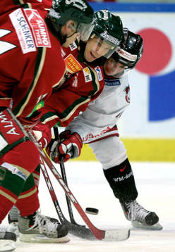 Joel Lundqvist, Frölunda i kamp om pucken med en