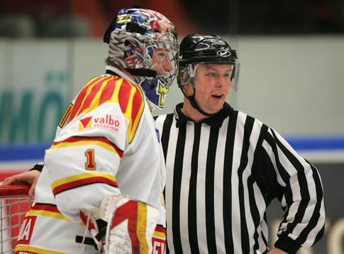 Johan Holmqvist, målvakt, Brynäs och Conny Ekenberg,