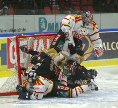 Trångt vid Johan Holmqvist, målvakt, Brynäs