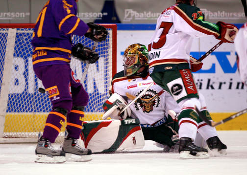 Pucken går in backom Henrik Lundqvist, måvakt Frölunda