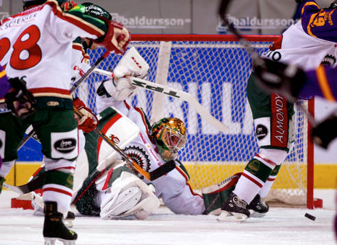 Henrik Lundqvist, målvakt Frölunda slänger sig