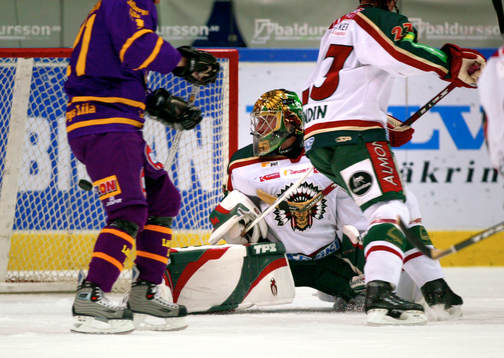 Pucken går in backom Henrik Lundqvist, måvakt Frölunda
