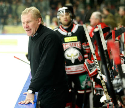 Patrik Sylvegård, sportchef, Malmö, hjälpte till i båset