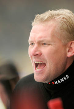 Patrik Sylvegård, sportchef, Malmö, hjälpte till i båset