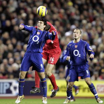 Jose Reyes, Arsenal in action, Fredrik Ljungberg strax bakom