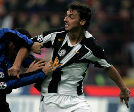 Zlatan Ibrahimovic, Juventus. (tröja, fasthållning,