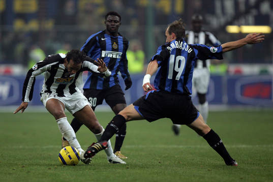 Jonathan Zebina, Juventus mot Esteban Cambiasso och Obafemi