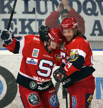 Olli Jokinen (1-0) och Dragan Umicevic, Södertälje. Jubel