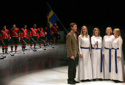 Lucia sjön nationalsången innan matchen