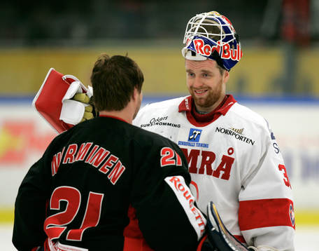 En glad Miikka Kiprusoff, målvakt, Timrå och Pasi