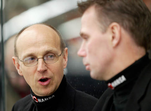 Björn Kinding och Mats Lusth, tränare, Malmö funderar