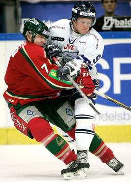 Tony Mårtensson, Linköping ger Antti-Jussi Niemi,