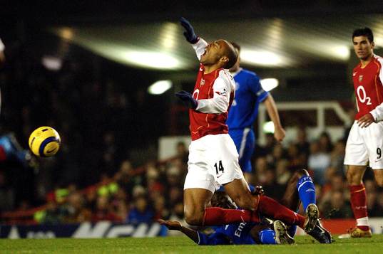 Thierry Henry, Arsenal fälls av  Claude Makelele, Chelsea