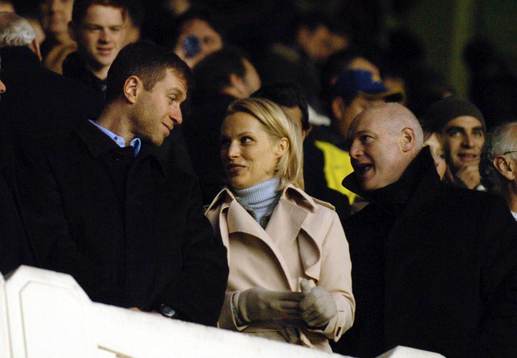Chelseas ägare Roman Abramovich med frun Irina och Peter