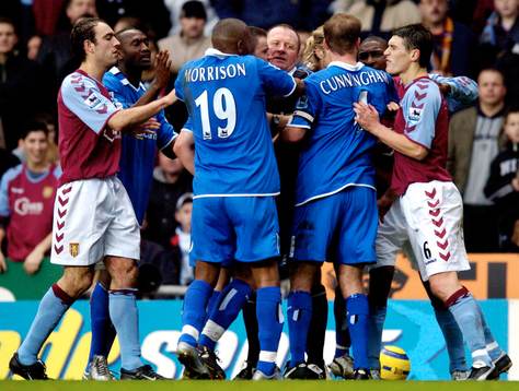 Domaren Steve Dunn försöker sära på Clinton Morrison,