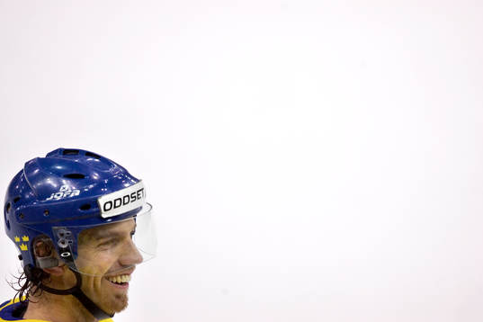 Mikael Samuelsson, Sverige, lägger Sveriges straffar
