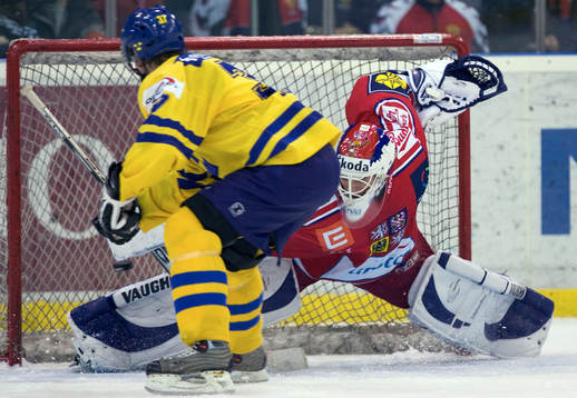 Mikael Samuelsson, Sverige, lägger Sveriges straffar