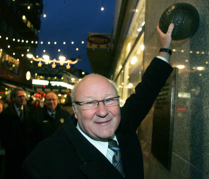 Lars-Åke Lagrell, ordförande, avtäcker ett minnesmärke