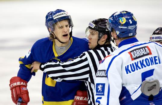 Jonathan Hedström och Lasse Kuukonen, i luven på varandra