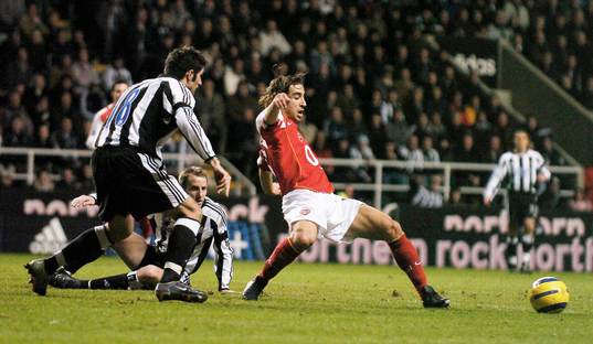 Newcastle - Arsenal: Aaron Hughes, Lee Bowyer, Newcastle