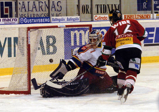 Rastislav Pavlikovsky överlistar Björn Bjurling, målvakt