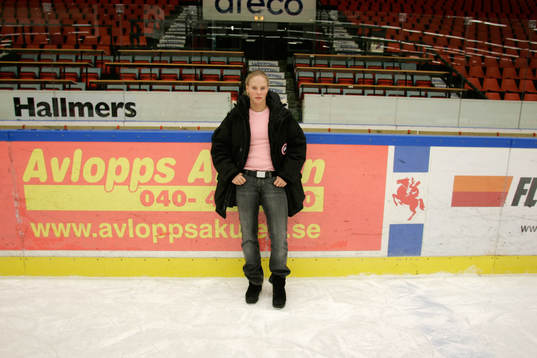Katarina Timglas, Sveriges första kvinnliga hockey-proffs