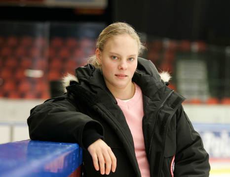 Katarina Timglas, Sveriges första kvinnliga hockey-proffs