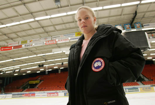 Katarina Timglas, Sveriges första kvinnliga hockey-proffs