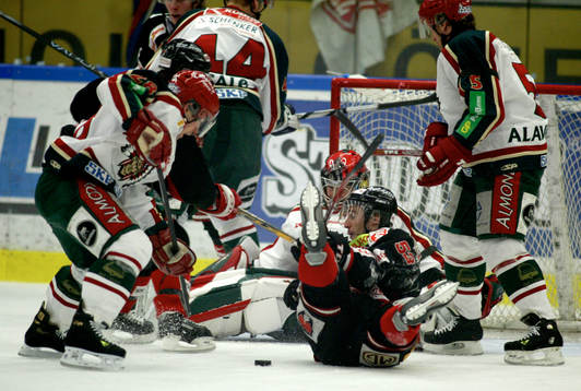 Kalabalik framför Mikael Sandberg, målvakt, Frölunda