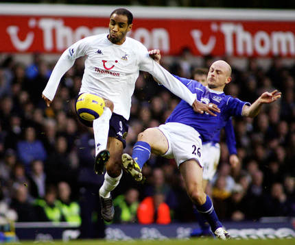 Tottenhams Frederic Kanoute och Evertons Lee Carsley i