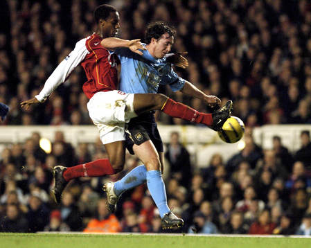 Arsenals Kolo Toure mot Man Citys Robbie Fowler