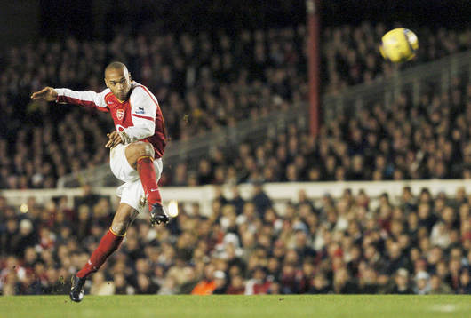 Thierry Henry skjuter