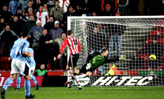 Edwin Van Der Sar, målvakt, Fulham ser desperat på när