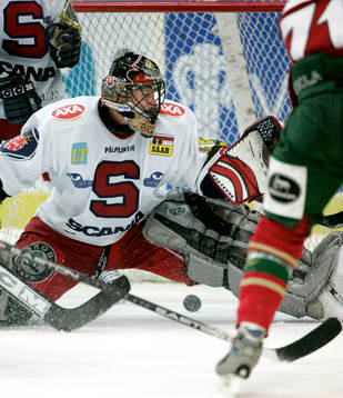 Tomi Kallio, Frölunda (i högerkanten på bilden) gör 5-1