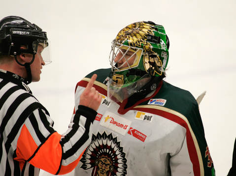 Robert Lahti, domare och Henrik Lundqvist, målvakt,