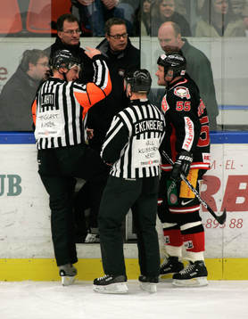 Robert Lahti, domaren, bröt matchen