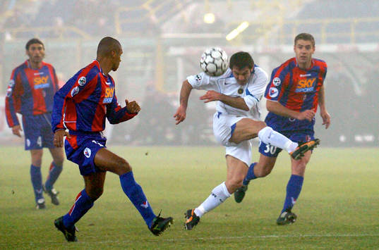 KARAGOUNIS skjuter