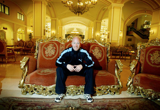Olof Persson fotograferad på lyxhotellet Kremlin Hotell