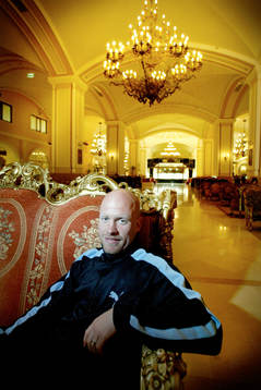 Olof Persson fotograferad på lyxhotellet Kremlin Hotell