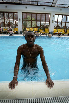 Joseph Elanga har rehabträning i poolen