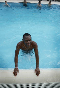 Rehabträning i poolen.  Joseph Elanga