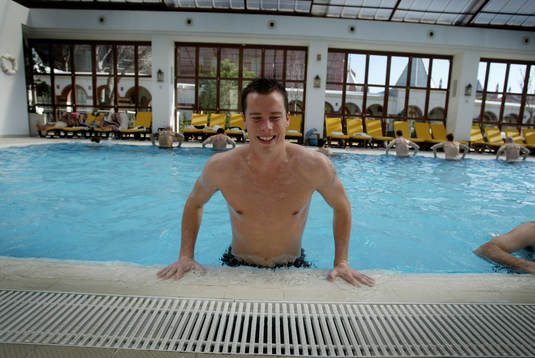 Rehabträning i poolen.  Daniel Andersson