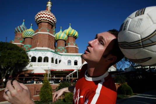 Niklas Skoog lattjar med en boll utanför Hotell Kremlin